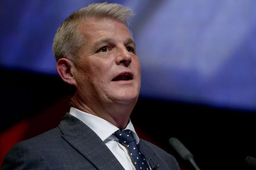 uk equalities minister apologizes